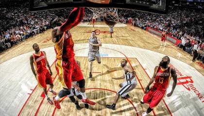 曼奇尼虚晃一吻引爆笑点 布鲁马多赛场忍俊不禁成经典瞬间