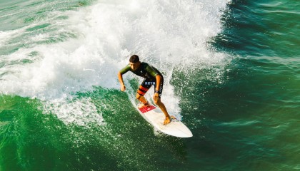 樊振东赛间小动作引关注 擦拭球台成独特调整方式